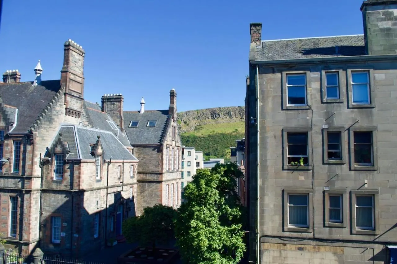Central And Spacious Flat - Royal Mile Apartment Edinburgh